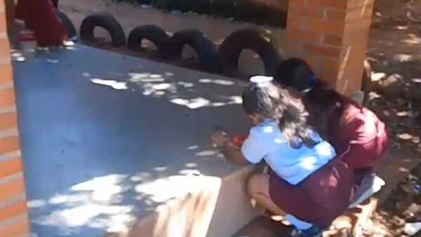 Hambre Cero: Niños comen en el piso en Caaguazú