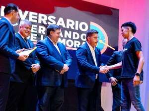 Tradicional homenaje a ciudadanos destacados - Aniversario Fernando de la Mora 2025 - ABC Color