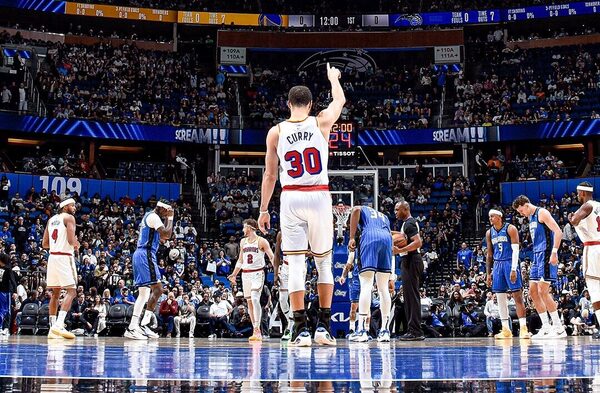 Versus / Stephen Curry deslumbra con 12 triples en triunfo de los Warriors