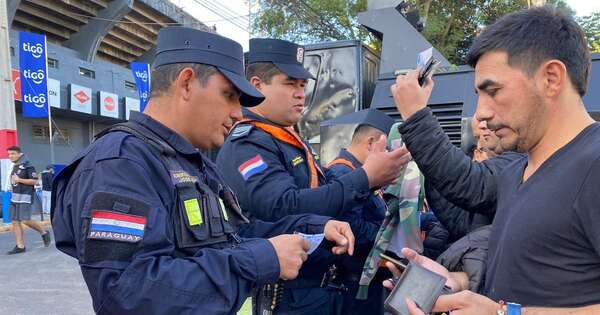La Nación / Reportan detenciones masivas e incautación de drogas tras el partido de Cerro Porteño vs. Monagas