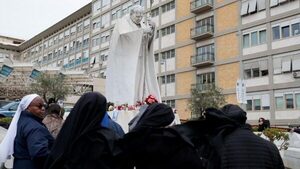 El papa sale de la "fase crítica", pero su pronóstico sigue siendo reservado - .::Agencia IP::.