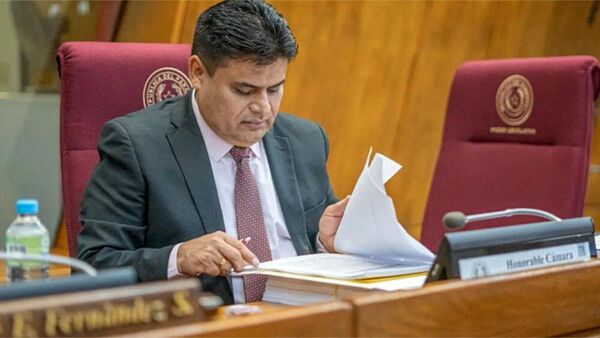 Diputado Santiago Benítez apunta contra la narcopolítica pero…
