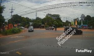 (Video) Choque de moto dejó lesionados y daños materiales en Ypané