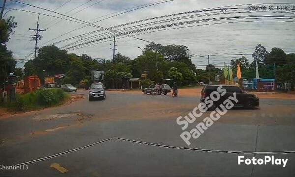 (Video) Choque de moto dejó lesionados y daños materiales en Ypané