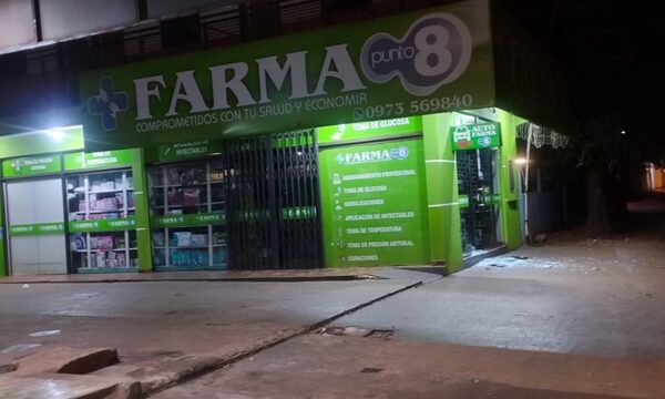 Vandalismo: desconocidos rompen blindex de acceso de farmacia