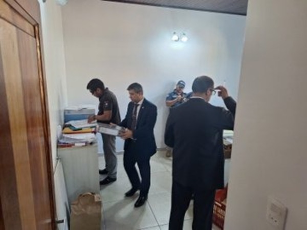 Incautan equipos informáticos en la causa "mafia de los pagarés" - ADN Digital