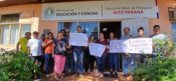 Padres indignados porque sus hijos no tienen escuela para seguir estudiando en el km 12 - La Clave