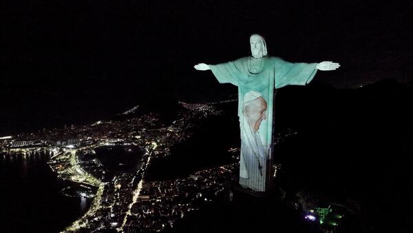 El Cristo Redentor de Brasil se iluminó con el rostro del papa Francisco - Unicanal