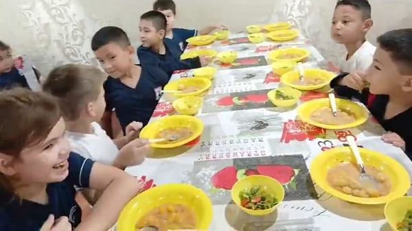 Niños reciben felices el almuerzo escolar en Coronel Oviedo - Noticiero Paraguay