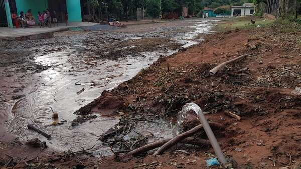 Un caño roto de Essap derrocha miles de litros de agua - Nacionales - ABC Color