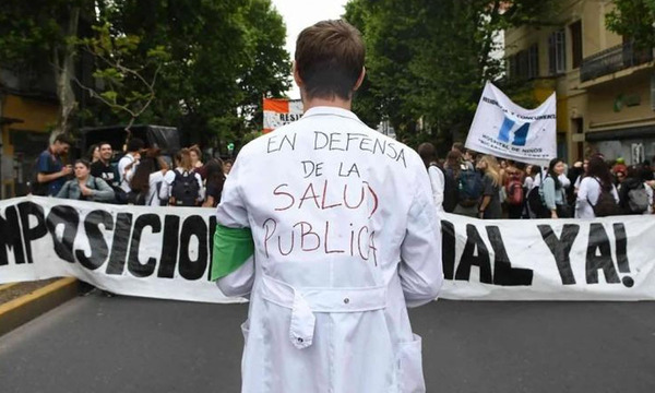 La salud en crisis: masiva marcha contra los recortes de Milei - OviedoPress