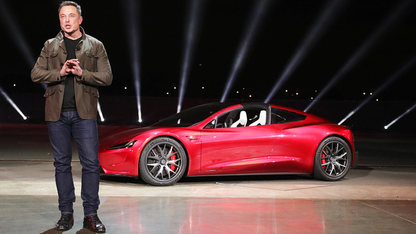 Elon Musk enfrenta crisis de ventas, caída bursátil y controversias de ciudadanía