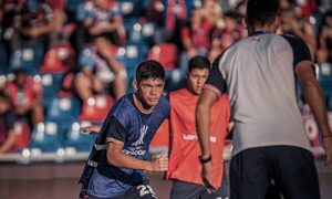 Versus / Diego Martínez explicó por qué no es titular Alexis Fariña