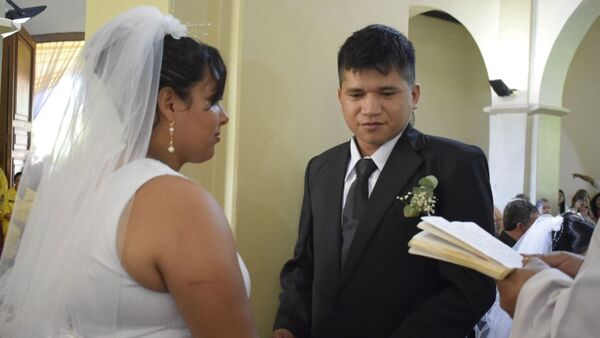 106 parejas dieron el "sí, quiero" en boda comunitaria, entre ellas un conocido influencer