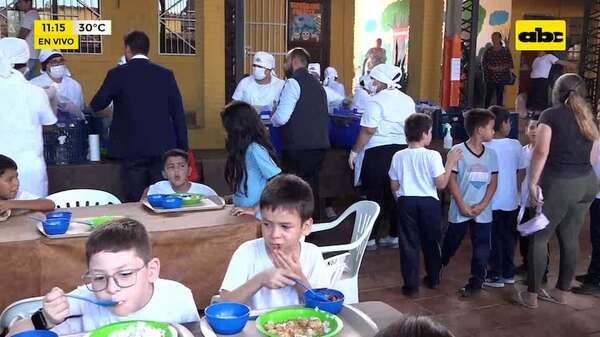 Hoy ya no llevaron comida en baldes: así fue el almuerzo en escuela de Mariano Roque Alonso - ABC Noticias - ABC Color