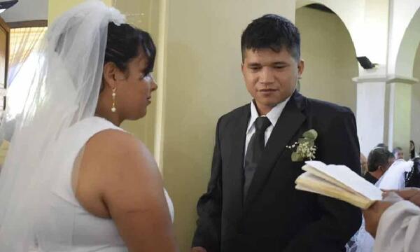 106 parejas dieron el “sí, quiero” en boda comunitaria, entre ellas un conocido influencer – Prensa 5