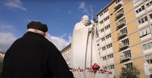 El Papa Francisco sufre crisis respiratoria y su estado sigue reservado