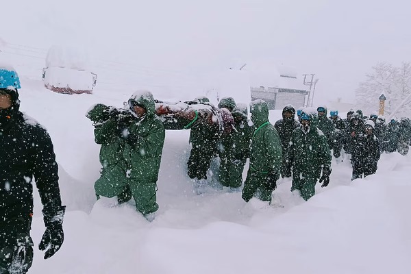 Al menos 41 trabajadores quedaron atrapados bajo una avalancha de nieve en el Himalaya - ADN Digital