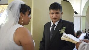 Influencer Jaka Saenger dio el “sí quiero” en boda comunitaria junto a otras 105 parejas