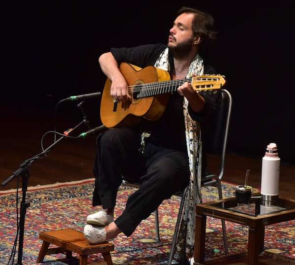 Yamandu Costa protagoniza en Paraguay una noche de conjuros para la libertad - Música - ABC Color