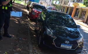 Abandonan auto tras accidente que dejó un motociclista lesionado