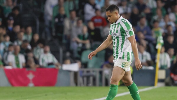 Barcelona traspasa al brasileño Vitor Roque al Palmeiras