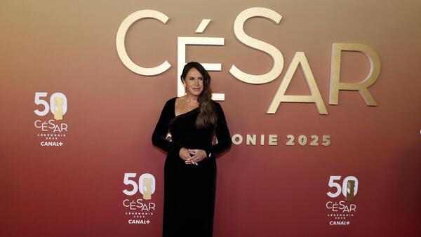 La actriz Karla Sofía Gascón reaparece en la alfombra roja de los premios César