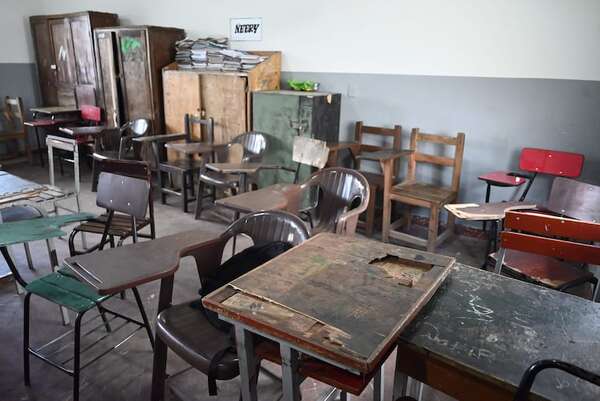 Hambre Cero: MEC y su nueva promesa de muebles para que alumnos ya no coman en el piso - Nacionales - ABC Color