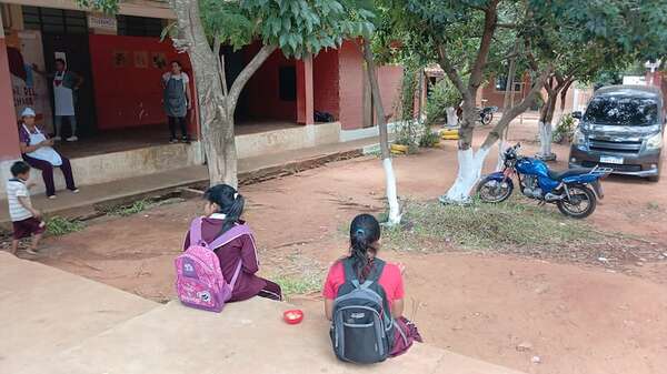 Caaguazú: Alumnos de una escuela y colegio almuerzan sentados en el piso debido a la falta de comedor - Nacionales - ABC Color