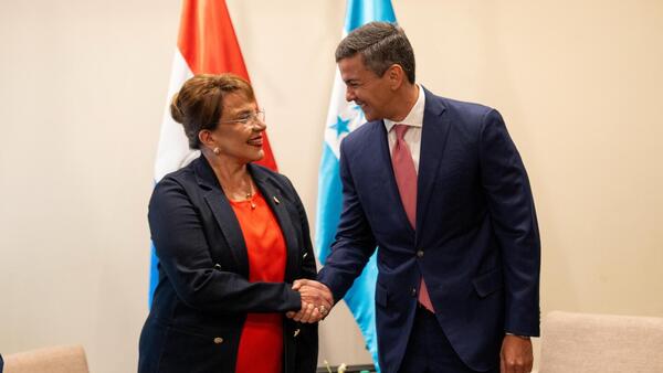 Peña habla con Xiomara Castro en Montevideo de integración, la OEA y la Celac
