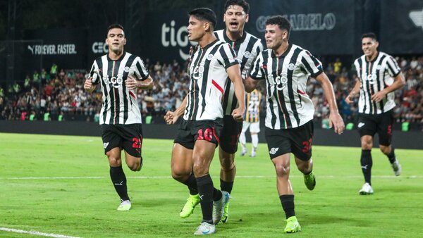 Libertad gana y afianza su liderato