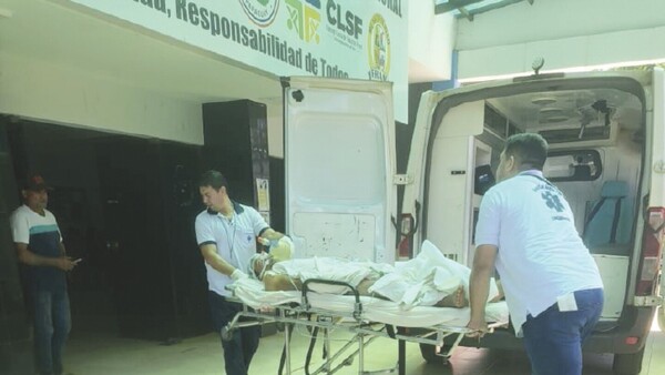 Fue mordido por una serpiente venenosa y terminó detenido