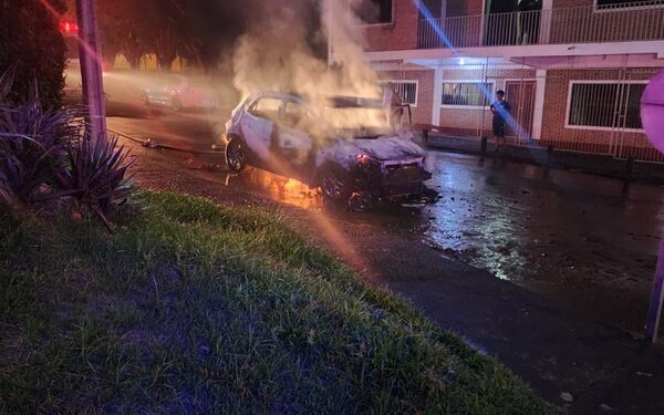 Vehículo se incendia por completo