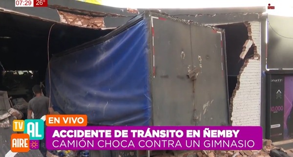 Accidente en Ñemby: camión pierde los frenos y choca contra un gimnasio - Unicanal