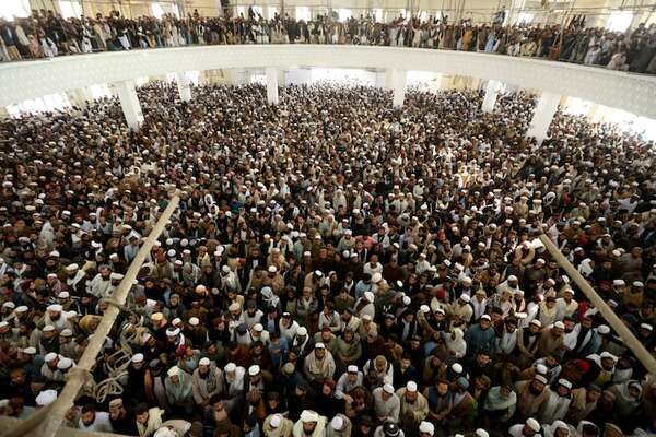 Funeral masivo en Pakistán tras atentado suicida contra un líder religioso en una mezquita - Mundo - ABC Color