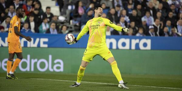 Árbitro señalará córner si el arquero retiene la pelota más de 8 segundos - 1000 Noticias