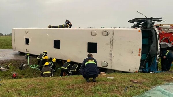 Vuelco de un autobús en una ruta nacional de Uruguay deja heridos y fallecidos