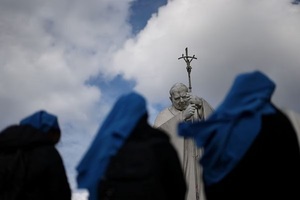 El papa Francisco evoluciona tras crisis respiratoria