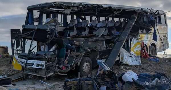 La Nación / Bolivia: choque entre autobuses deja 37 muertos