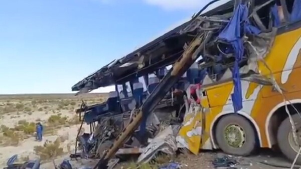 Al menos 37 fallecidos y 30 heridos por colisión de 2 autobuses en el altiplano de Bolivia