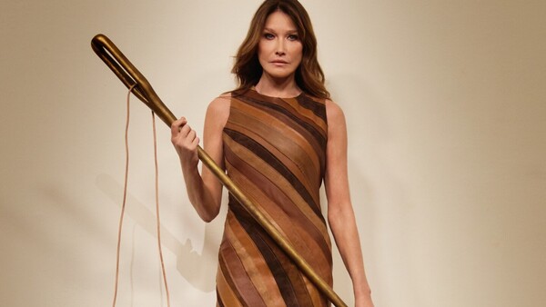 Carla Bruni encarna una obra de arte en Milán como símbolo de la inteligencia artesanal