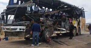 Casi 40 personas mueren en choque entre autobuses en Bolivia