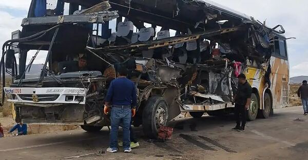 Casi 40 personas mueren en choque entre autobuses en Bolivia