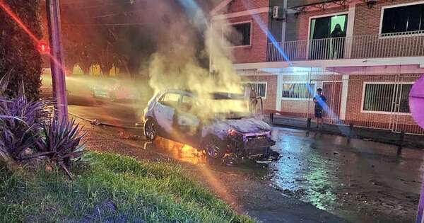 Diario HOY | Incendio consume por completo vehículo en pleno centro de Ciudad del Este