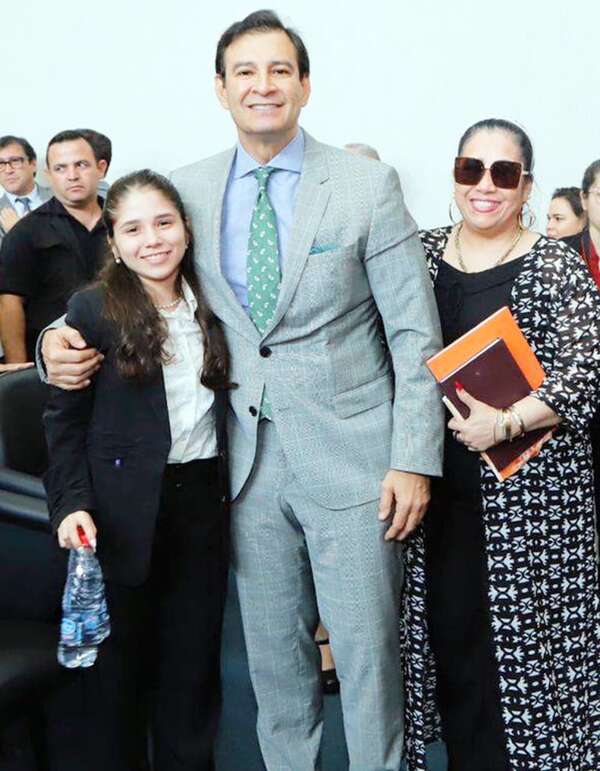 Yamy Nal: pocos meses después de asumir, su hija fue acomodada en Itaipú - Política - ABC Color