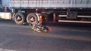 Motociclista fallece tras chocar contra un tractocamión en Itauguá - Policiales - ABC Color