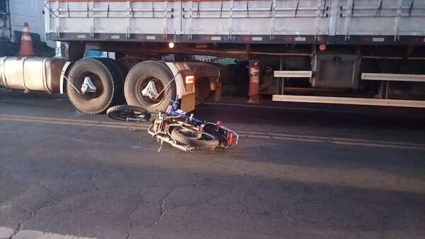 Motociclista fallece tras chocar contra un tractocamión en Itauguá - Policiales - ABC Color