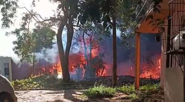 INCENDIO DESTRUYÓ DEPÓSITO EN SAN LORENZO