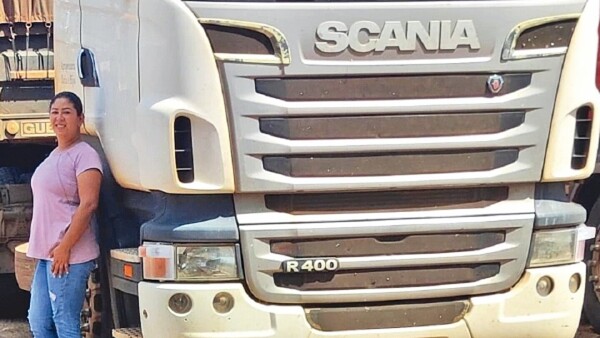 Lucía conquista las rutas al mando de robusto camión: “Se sorprenden al verme al volante”