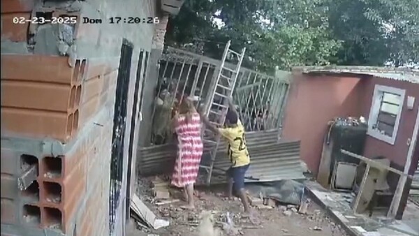 Video: Turba atropella un portón para ocupar una vivienda en asentamiento social de San Lorenzo